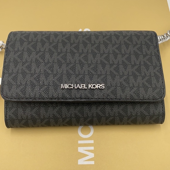 MICHAEL KORS MEDIUM MULTIFUNCTION PHONE XBody - Picture 9 of 16